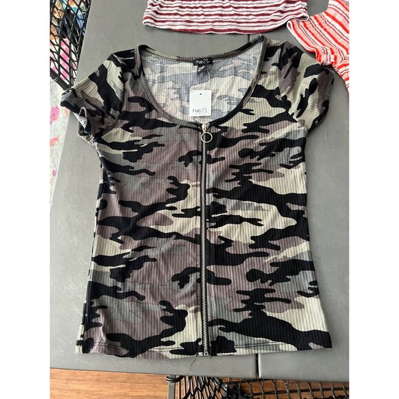 Bundle of 3 - Short Sleeve Tops - Size Medium - Picture 3 of 7